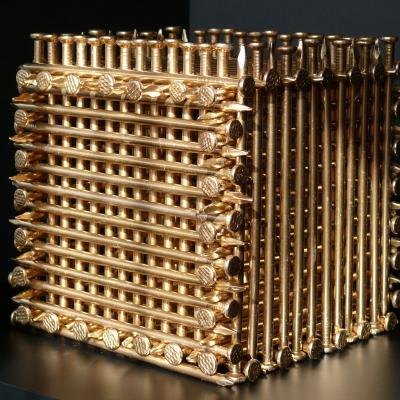CUBE COMPOSÉ DE 10 KILOS DE CLOUS DORÉS